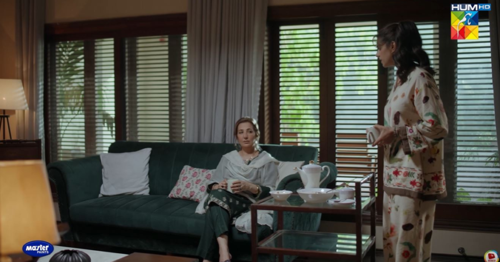Sara talking with her mother about Aunt Safia's past in the Pakistani drama Gulbahar