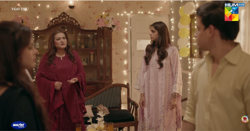 Samina confronting Diya in front of both families during the anniversary party in Gulbahar