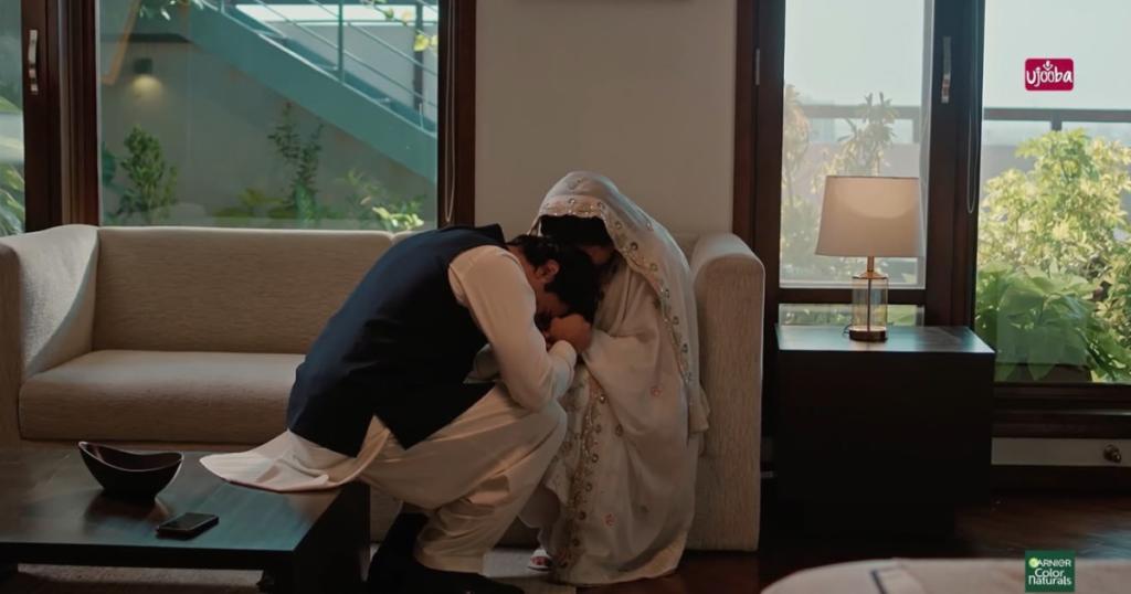 Abu Bakar bowing his head to his mother in Dar e Nijat latest episode