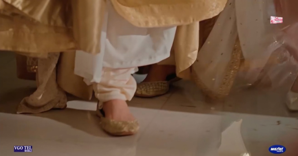 Zaryab wearing mismatched khussas in Dar e Nijat latest episode