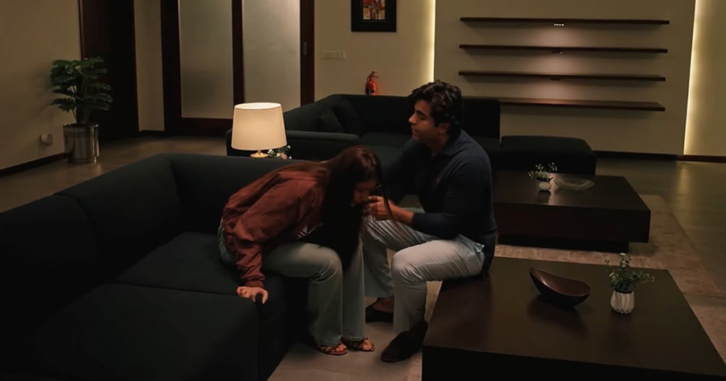 Abu Bakar comforting Zaryab during her panic attack in Dar e Nijat latest episode