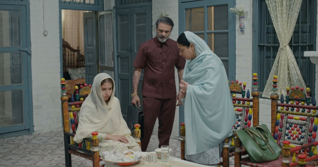 Akram scolds Hurmat and her mother over Istikhara in Hurmat episode 7