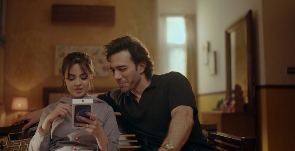 Shehryar giving a mobile phone as a gift to Diya in Gulbahar episode 11
